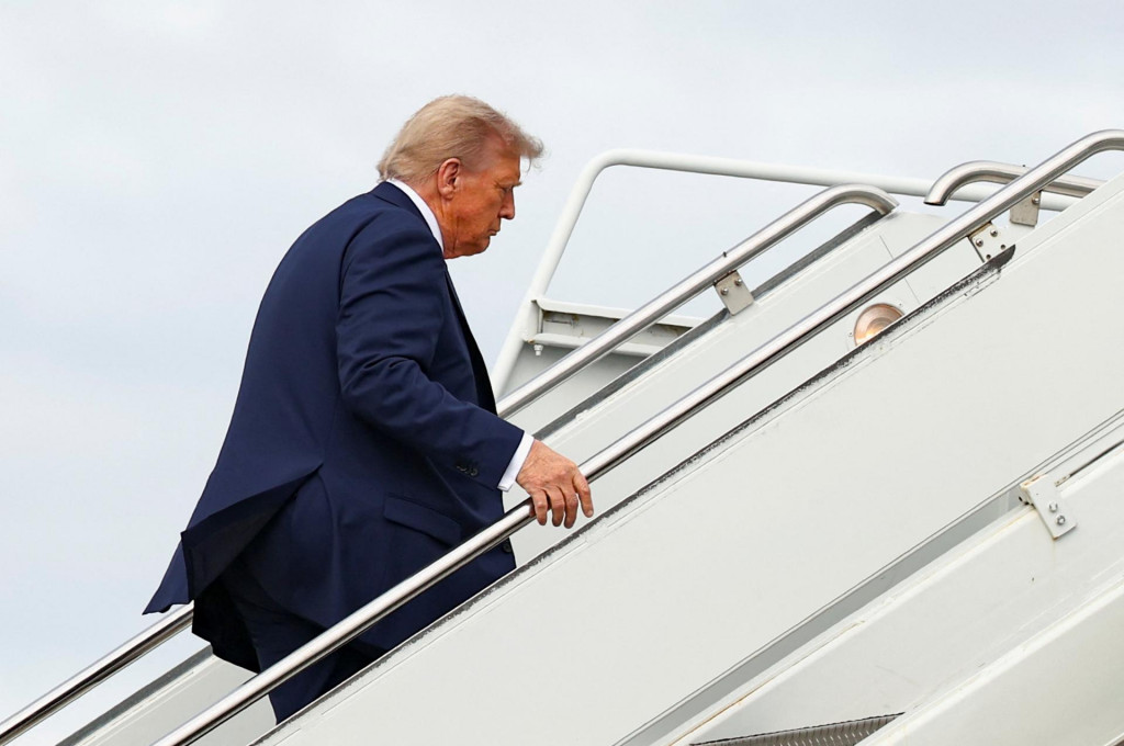 Donald Trump nastupuje do Air Force One. FOTO: Reuters