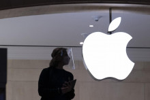 Na archívnej snímke amestnankyňa stojí vo vnútri obchodu americkej technologickej firmy Apple v New Yorku. FOTO: TASR/AP