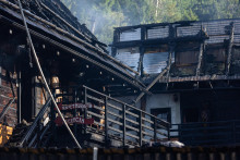 Škody po požiari penziónu a reštauračného zariadenia v Jánošíkovom dvore v obci Zázrivá. FOTO: TASR/Daniel Stehlík
