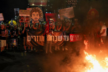 Demonštranti v Tel Avive sa zúčastňujú protestu požadujúceho okamžité prepustenie rukojemníkov a ukončenie vojny. FOTO: Reuters