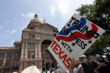 Jedno z najväčších zhromaždení sa konalo v meste Austin v juhoamerickom Texase. FOTO: Reuters