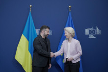 Predsedníčka Európskej komisie Ursula von der Leyenová si podáva ruku s ukrajinským prezidentom Volodymyrom Zelenským. FOTO: Reuters