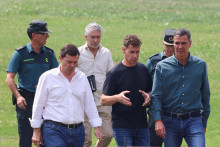 Španielsky premiér Pedro Sanchez a minister vnútra Fernando Grande-Marlaska navštíli mesto Ourense postihnuté lesnými požiarmi. FOTO: Reuters