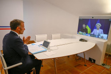 Francúzsky prezident Emmanuel Macron sa zúčastňuje videokonferencie s Európskou komisiou Ursulou von der Leyenovou a ukrajinským prezidentom Volodymyrom Zelenským v rámci takzvanej koalície ochotných. FOTO: Reuters