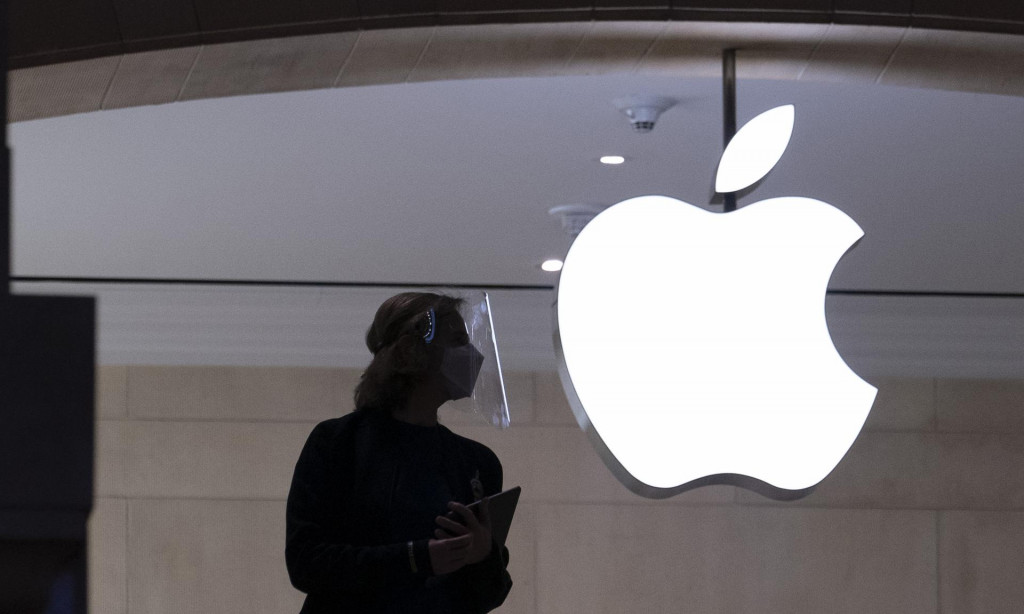 Na archívnej snímke amestnankyňa stojí vo vnútri obchodu americkej technologickej firmy Apple v New Yorku. FOTO: TASR/AP