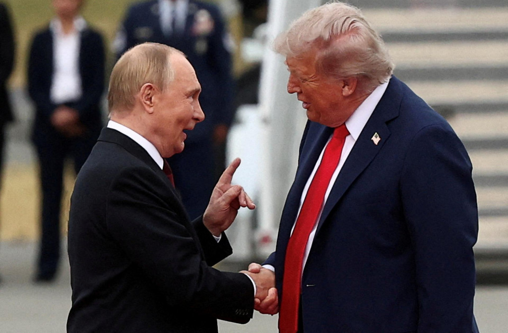 Americk&yacute; prezident Donald Trump na Alja&scaron;ke priamo neprezradil, na čom sa s rusk&yacute;m prezidentom Vladimirom Putinom dohodli. FOTO: Reuters/K. Lamarque