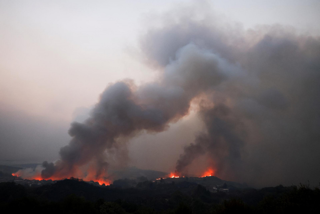 Lesný požiar neďaleko španielského mesta Verín. FOTO: Reuters