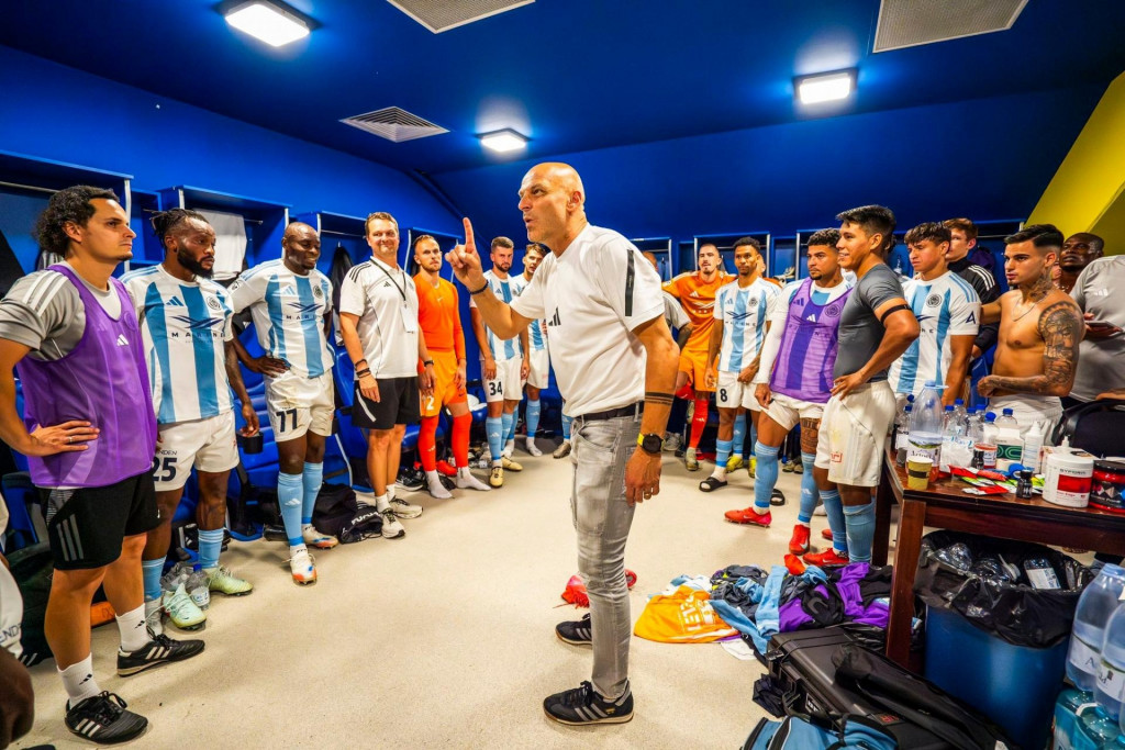 Adrián Guľa si získal hráčov na svoju stranu a kabína za slovenským koučom „ide“. FOTO: Facebook – Riga Football Club