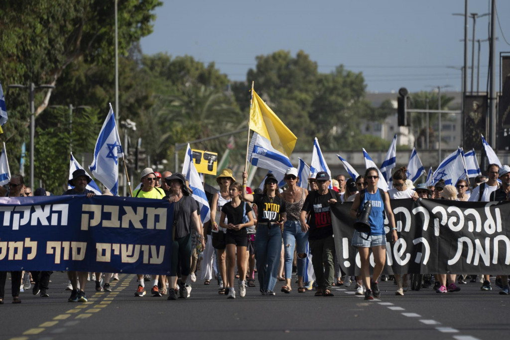 Izraelskí demonštranti blokujú diaľnicu počas protestu vyzývajúceho na prepustenie izraelských rukojemníkov zadržiavaných Hamasom v Pásme Gazy ako aj za ukončenie vojny v Pásme Gazy. FOTO: TASR/AP