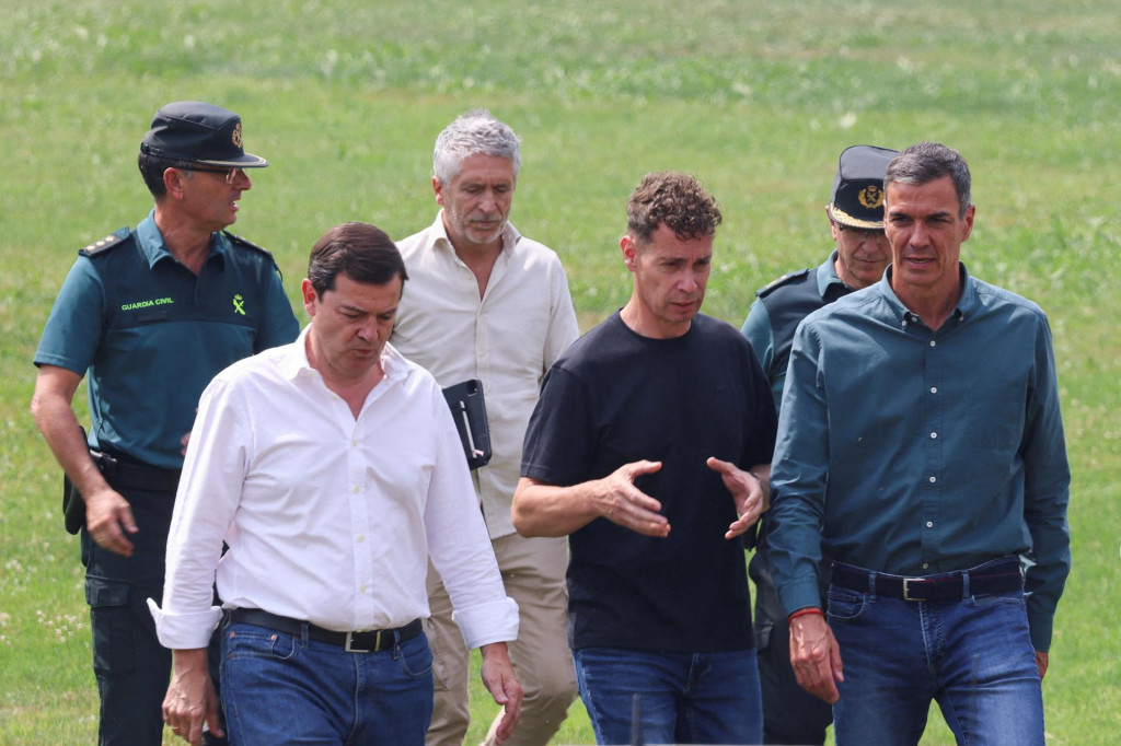 Španielsky premiér Pedro Sanchez a minister vnútra Fernando Grande-Marlaska navštíli mesto Ourense postihnuté lesnými požiarmi. FOTO: Reuters