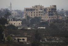 Zničené budovy v Pásme Gazy neďaleko hranice Izraela s Pásmom Gazy, čo je viditeľné z juhu Izraela. FOTO: TASR/AP