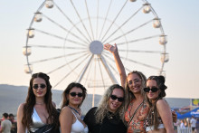 Na snímke účastníčky počas prvého dňa 4. ročníka festivalu Lovestream v areáli Starého letiska v bratislavských Vajnoroch