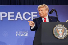 Americký prezident Donald Trump ukazuje na tlačovej konferencii s ruským prezidentom Vladimirom Putinom po stretnutí na Aljaške. FOTO: Reuters
