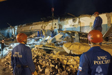 Pracovníci ruského ministerstva pre mimoriadne situácie zasahujú v troskách priemyselného závodu po požiari továrne následkom explózie v okrese Šilovskyj v ruskej Riazanskej oblasti. FOTO: TASR/AP