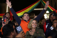 Bolívijský prezidentský kandidát, centrista, senátor Rodrigo Paz z Kresťanskodemokratickej strany, v sprievode svojej manželky. FOTO: Reuters