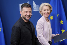 Ukrajinský prezident Volodymyr Zelenskyj (vľavo) a predsedníčka Európskej komisie Ursula von der Leyenová. FOTO: TASR/AP