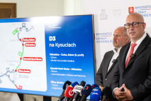 Zľava štátny tajomník ministerstva dopravy Igor Choma a šéf rezortu Jozef Ráž. FOTO: TASR/Jakub Kotian