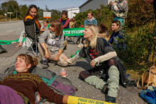 Speváčka Aurora a klimatická aktivistka Greta Thunbergová sa pripájajú k protestu Extinction Rebellion pred ropnou rafinériou v Nórsku. FOTO: Reuters/NTB