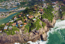 Rio de Janeiro. Letecký záber štvrti pre bohatých, mesto je však preslávené chudobnými slumami. FOTO: Shutterstock