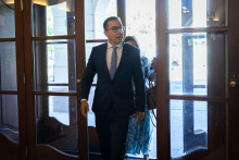 Minister práce a sociálnych vecí Erik Tomáš diskutuje s predstaviteľmi dôchodkových spoločností o zmenách v druhom pilieri. FOTO:TASR/J. Kotian