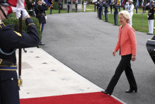 Na snímke predsedníčka Európskej komisie Ursula von der Leyenová prichádza na stretnutie s americkým prezidentom Donaldom Trumpom a ukrajinským prezidentom Volodymyrom Zelenským v Bielom dome vo Washingtone. FOTO: TASR/AP