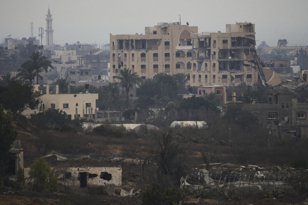 Zničené budovy v Pásme Gazy neďaleko hranice Izraela s Pásmom Gazy, čo je viditeľné z juhu Izraela. FOTO: TASR/AP
