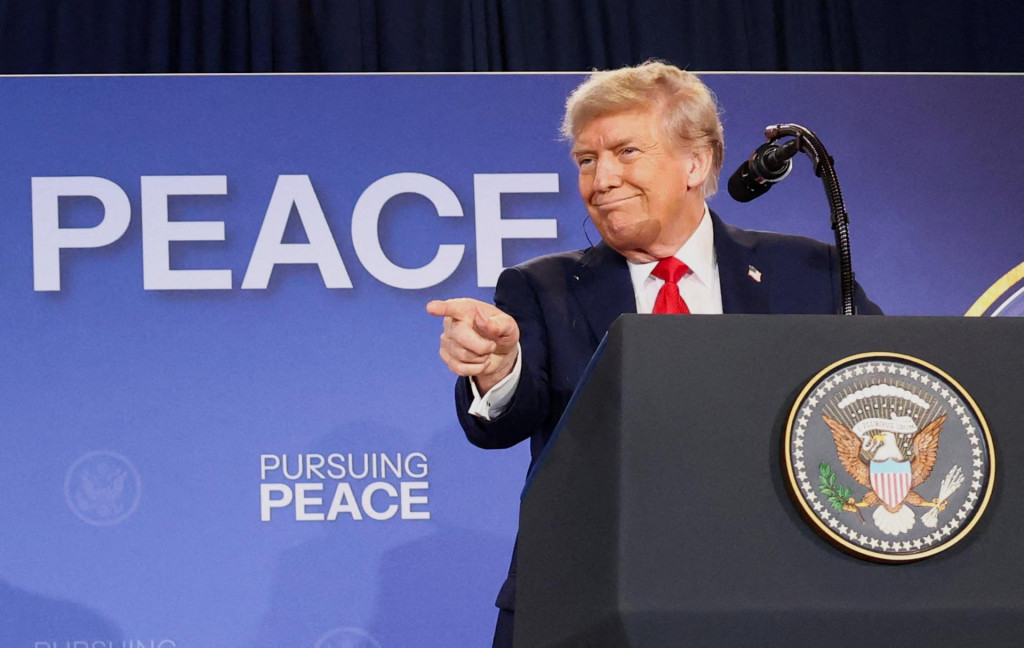 Americký prezident Donald Trump ukazuje na tlačovej konferencii s ruským prezidentom Vladimirom Putinom po stretnutí na Aljaške. FOTO: Reuters