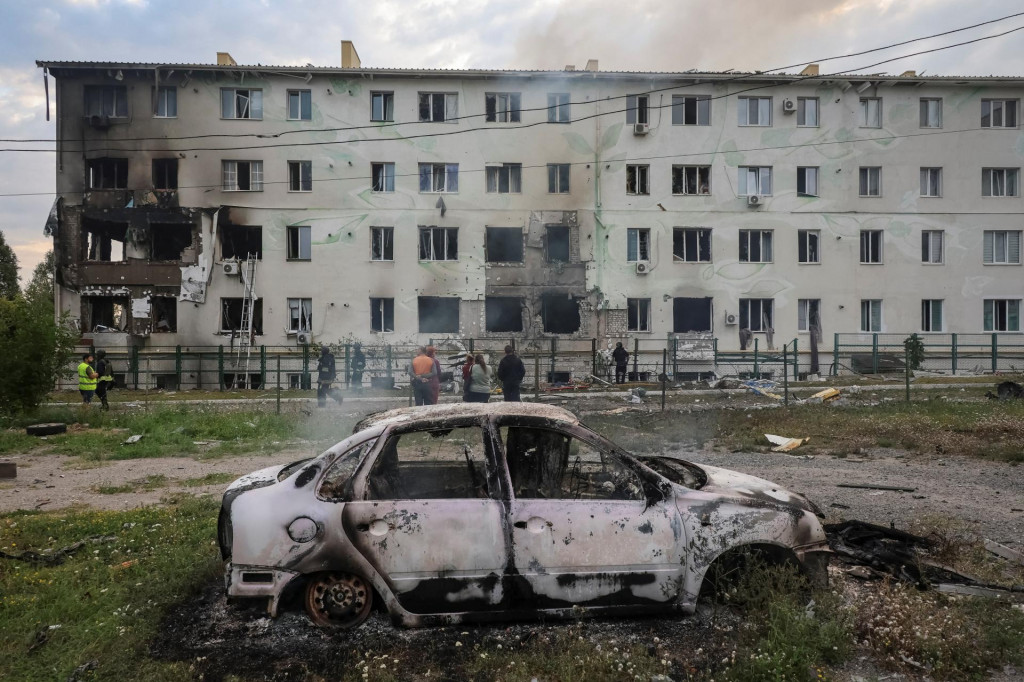 Bytový dom zasiahnutý ruským dronom v Charkove. FOTO: Reuters