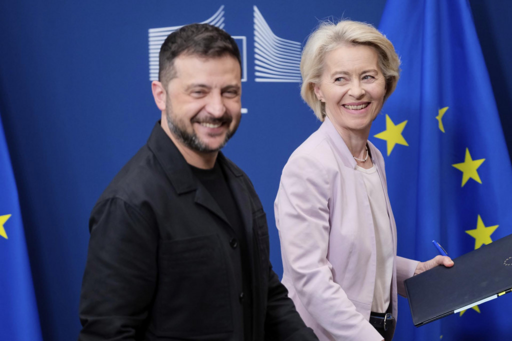 Ukrajinský prezident Volodymyr Zelenskyj (vľavo) a predsedníčka Európskej komisie Ursula von der Leyenová. FOTO: TASR/AP