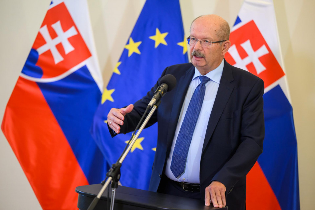 Prezident Zväzu chemického a farmaceutického priemyslu, prvý viceprezident Asociácie zamestnávateľských zväzov a združení a člen predsedníctva Hospodárskej a sociálnej rady Roman Karlubík. FOTO: TASR/Jaroslav Novák