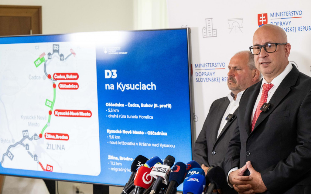 Zľava &scaron;t&aacute;tny tajomn&iacute;k ministerstva dopravy Igor Choma a &scaron;&eacute;f rezortu Jozef R&aacute;ž. FOTO: TASR/Jakub Kotian