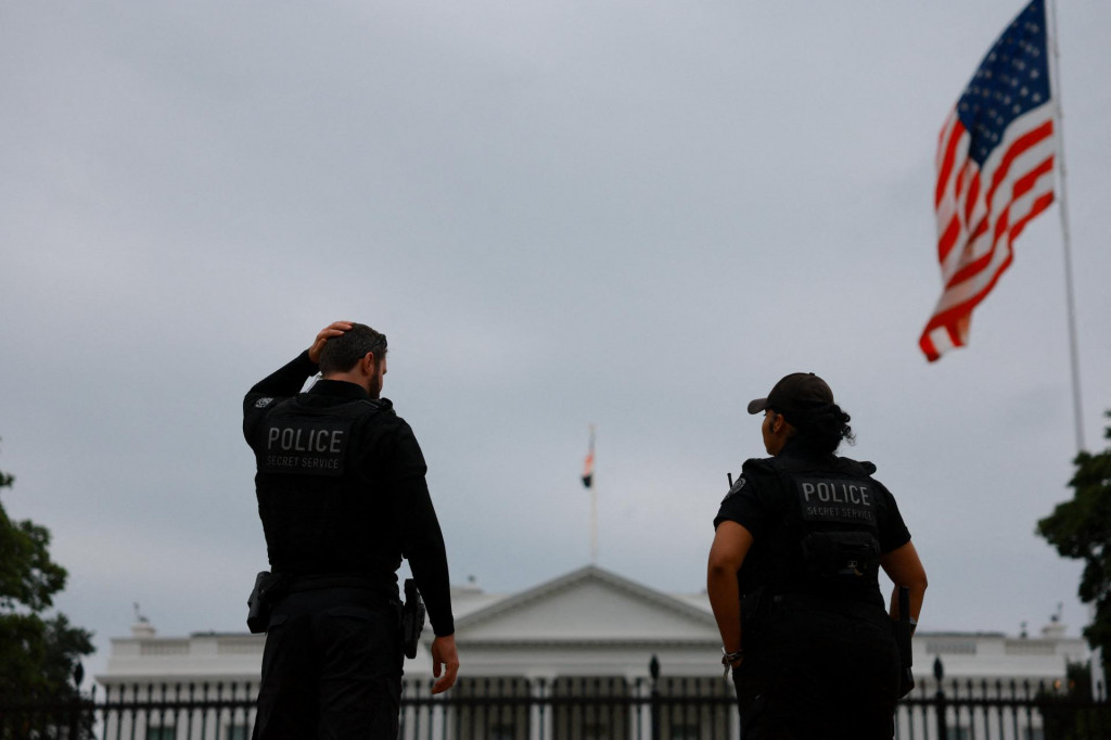 Príslušníci policajnej tajnej služby strážia pred Bielym domom pred očakávanými stretnutiami medzi americkým prezidentom Donaldom Trumpom, ukrajinským prezidentom Volodymyrom Zelenským a európskymi lídrami. FOTO: Reuters