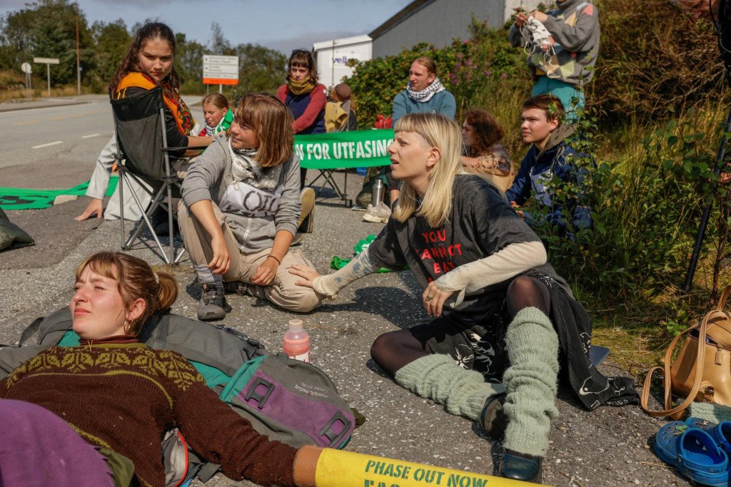 Speváčka Aurora a klimatická aktivistka Greta Thunbergová sa pripájajú k protestu Extinction Rebellion pred ropnou rafinériou v Nórsku. FOTO: Reuters/NTB