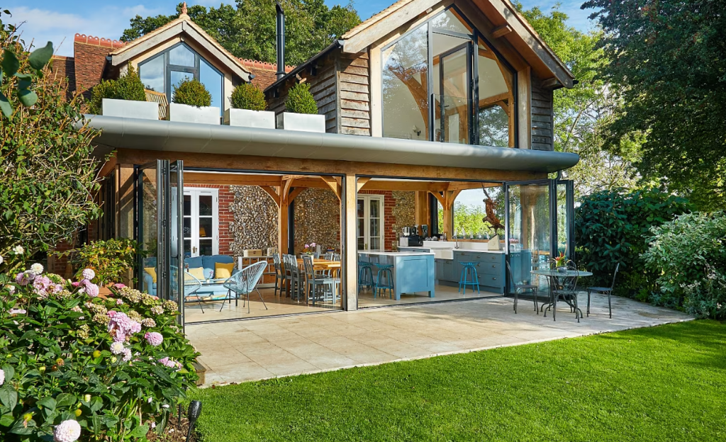 Staré múry boli odkryté a teraz slúžia ako pripomienka tradičných stavebných metód v novej časti budovy. FOTO: John Selby