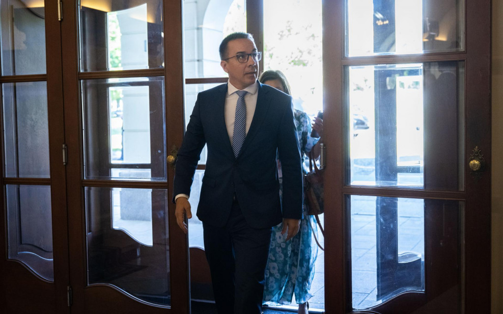 Minister práce a sociálnych vecí Erik Tomáš diskutuje s predstaviteľmi dôchodkových spoločností o zmenách v druhom pilieri. FOTO:TASR/J. Kotian