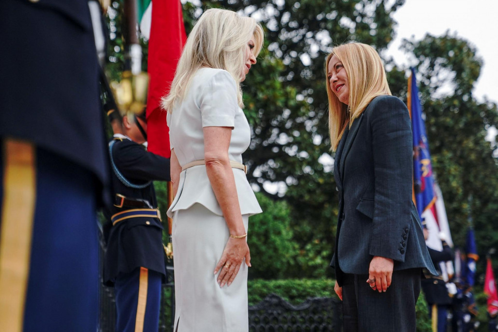 Šéfka protokolu USA Monica Crowleyová víta taliansku premiérku Giorgiu Meloniovú pri jej príchode do Bieleho domu. FOTO: REUTERS