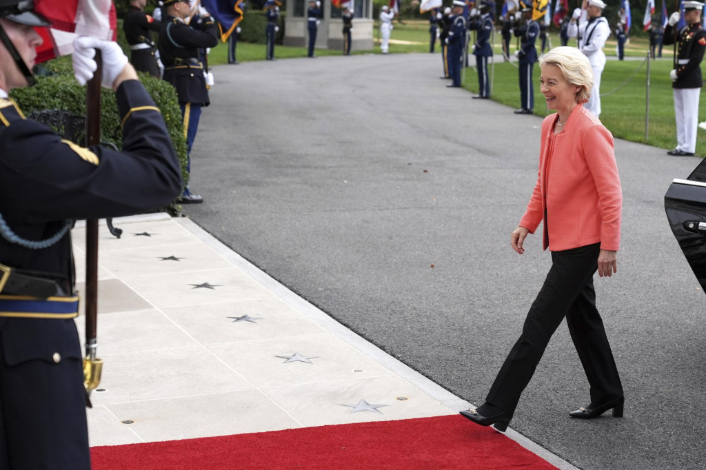 Na snímke predsedníčka Európskej komisie Ursula von der Leyenová prichádza na stretnutie s americkým prezidentom Donaldom Trumpom a ukrajinským prezidentom Volodymyrom Zelenským v Bielom dome vo Washingtone. FOTO: TASR/AP