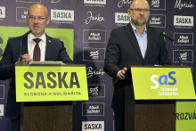 Bývalý predseda SaS Richard Sulík a súčasný predseda strany Branislav Gröhling. FOTO: HN/Akos Cséplö