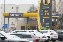 Pohľad na čerpaciu stanicu Slovnaft, ktorú prevádzkuje rovnomenná rafinéria. FOTO: Peter Mayer/MAFRA