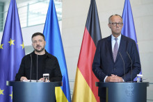 Ukrajinský prezident Volodymyr Zelenskyj a nemecký kancelár Friedrich Merz počas tlačovej konferencie po videokonferencii európskych lídrov s americkým prezidentom Donaldom Trumpom o vojne na Ukrajine v stredu 13. augusta 2025 v Berlíne.  FOTO: Ebrahim Noroozi