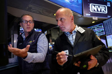 Stávky na výraznejšiu redukciu úrokových sadzieb však neskôr obmedzila správa o prekvapivo silnom raste výrobných cien v USA, napísala agentúra Reuters. FOTO: REUTERS