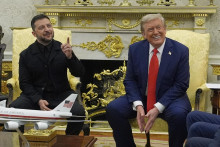 Americký prezident Donald Trump a ukrajinský prezident Volodymyr Zelenskyj počas stretnutia v Oválnej pracovni Bieleho domu vo Washingtone v pondelok 18. augusta 2025. FOTO TASR/AP
