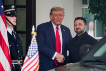 Americký prezident Donald Trump víta ukrajinského prezidenta Volodymyra Zelenského v Bielom dome. FOTO: REUTERS