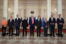 Po rokovaní ukrajinského prezidenta Volodymyra Zelenského v Bielom dome sa črtá nádej na mierové riešenie konfliktu. FOTO: TASR/AP/A. Brandon