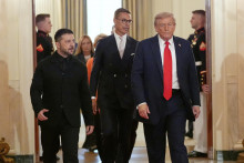 Zľava ukrajinský prezident Volodymyr Zelenskyj, fínsky prezident Alexander Stubb a americký prezident Donald Trump prichádzajú na stretnutie v Bielom dome vo Washingtone. FOTO: TASR/AP