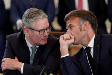 Francúzsky prezident Emmanuel Macron a britský premiér Keir Starmer sa rozprávajú počas stretnutia s americkým prezidentom Donaldom Trumpom. FOTO: Reuters