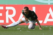 Slovenský futbalový reprezentant Denis Vavro z VfL Wolfsburg utrpel počas zápasu prvého kola Nemeckého pohára proti SV Hemelingen zranenie. FOTO: TASR/DPA
