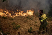 Hasič hasí lesný požiar, ktorý sa naďalej šíri neďaleko dedinky Rebordondo na severozápade Španielska. FOTO: TASR/AP