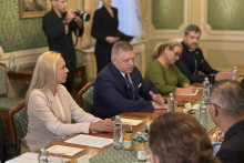 Robert FIco na stretnutí so zástupcami spoločnosti GIB. FOTO: HN/Akos Cséplö