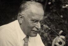 Carl Gustav Jung, 1935: Spočiatku bol považovaný za „korunného princa freudovskej psychoanalýzy“, ale nakoniec sa vydal inou cestou.

FOTO: Wikipedia/Bibliothek Zürich